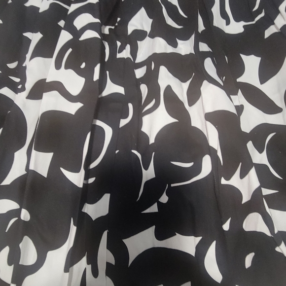 Lena Gabrielle Chic Black and White Floral pleated Skirt Size 10 - Picture 5 of 6